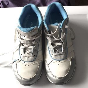 Vionic walking tennis shoes size 7